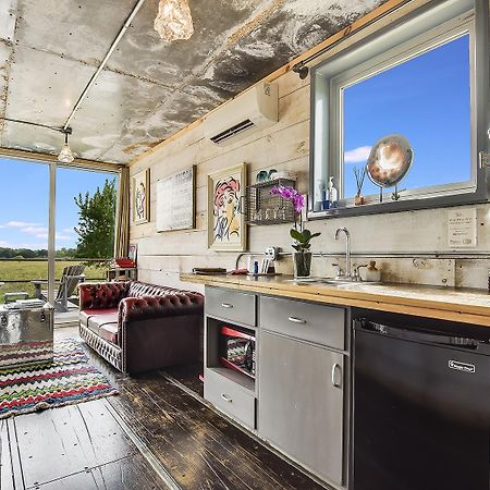 Flophouze Shipping Container Hotel Round Top Екстериор снимка