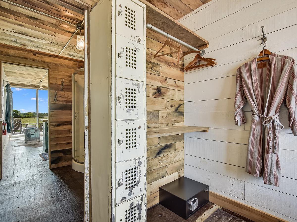 Flophouze Shipping Container Hotel Round Top Екстериор снимка