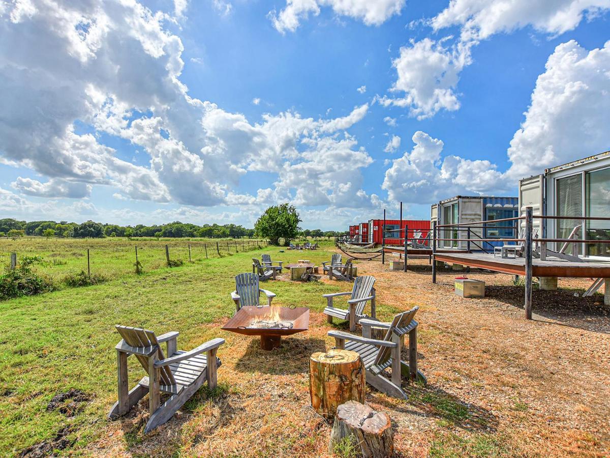 Flophouze Shipping Container Hotel Round Top Екстериор снимка
