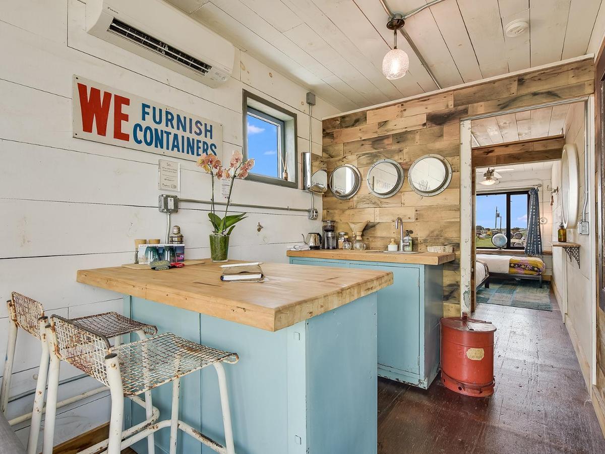 Flophouze Shipping Container Hotel Round Top Екстериор снимка