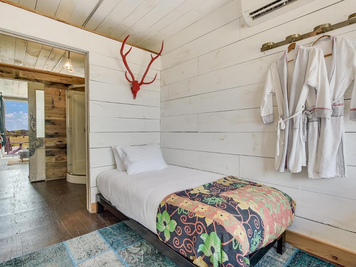 Flophouze Shipping Container Hotel Round Top Екстериор снимка