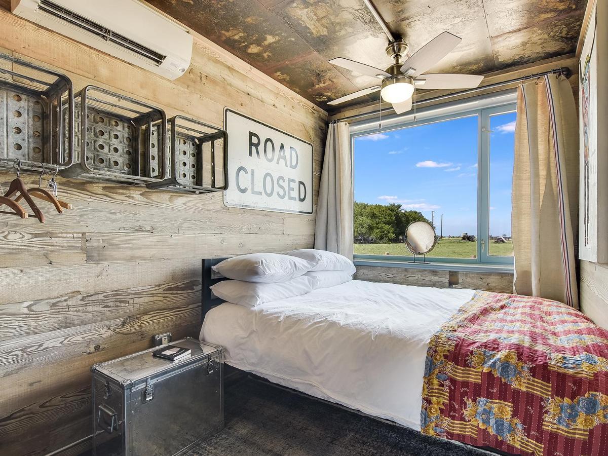 Flophouze Shipping Container Hotel Round Top Екстериор снимка