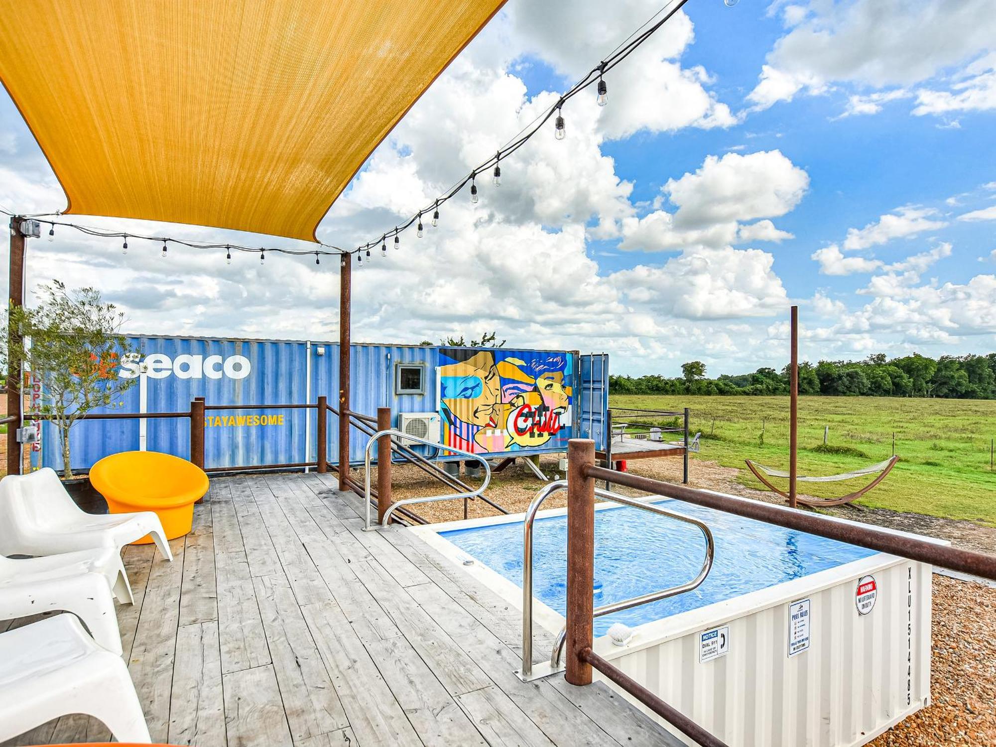 Flophouze Shipping Container Hotel Round Top Екстериор снимка