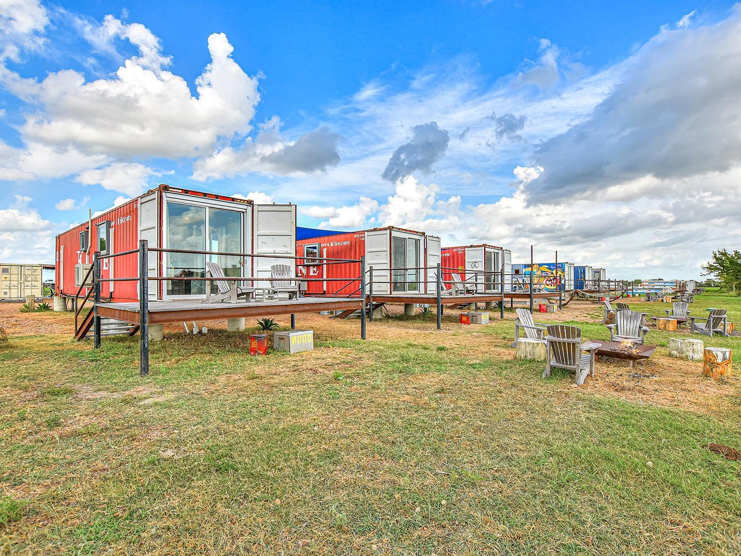 Flophouze Shipping Container Hotel Round Top Екстериор снимка