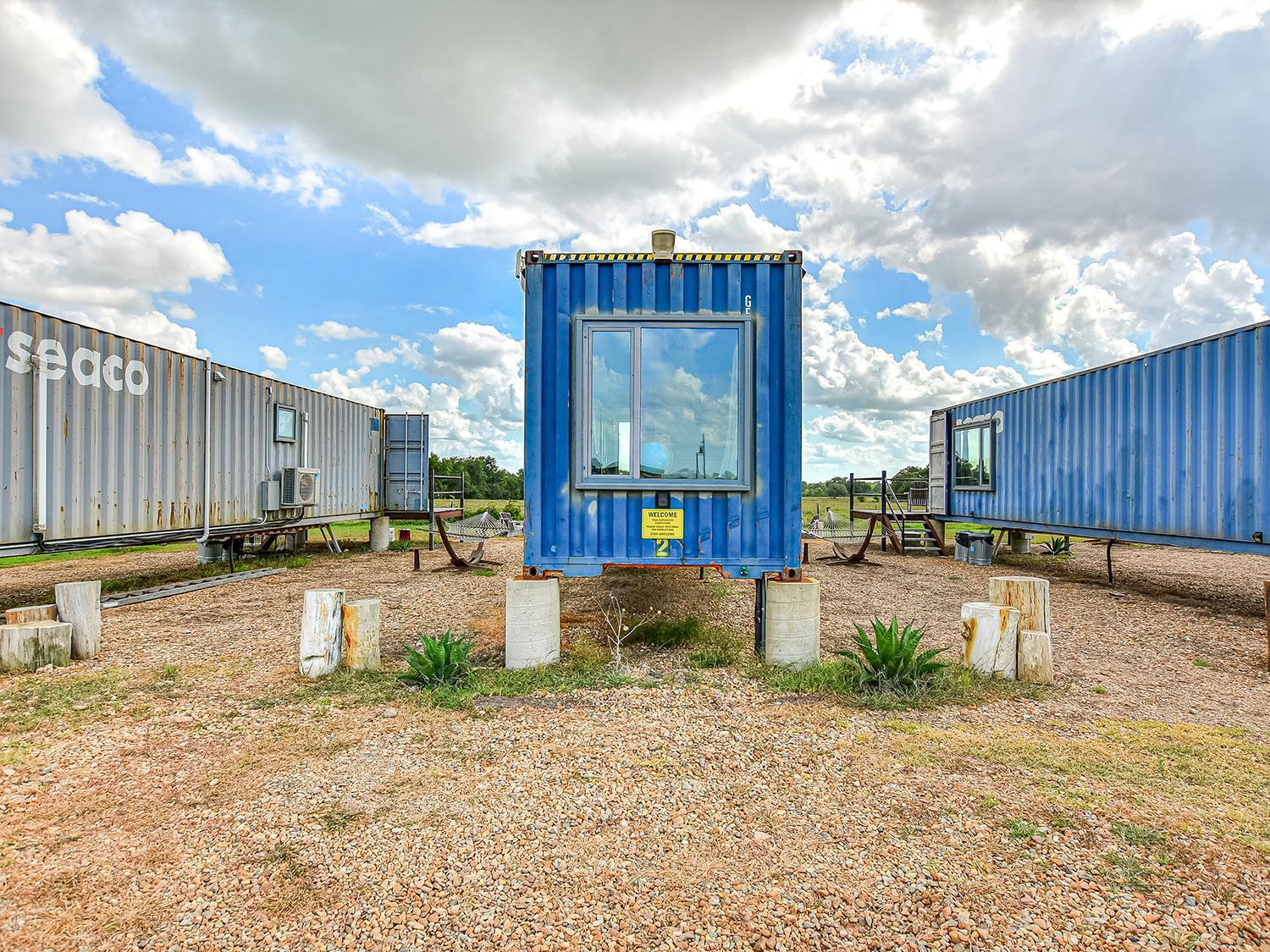 Flophouze Shipping Container Hotel Round Top Екстериор снимка