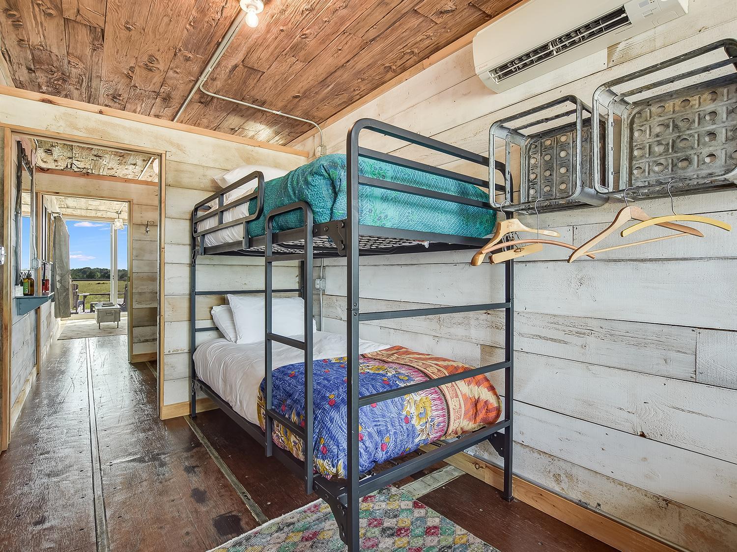 Flophouze Shipping Container Hotel Round Top Екстериор снимка