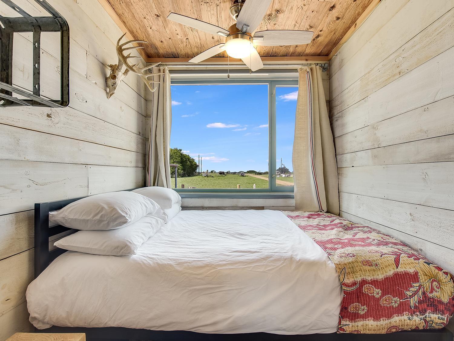 Flophouze Shipping Container Hotel Round Top Стая снимка
